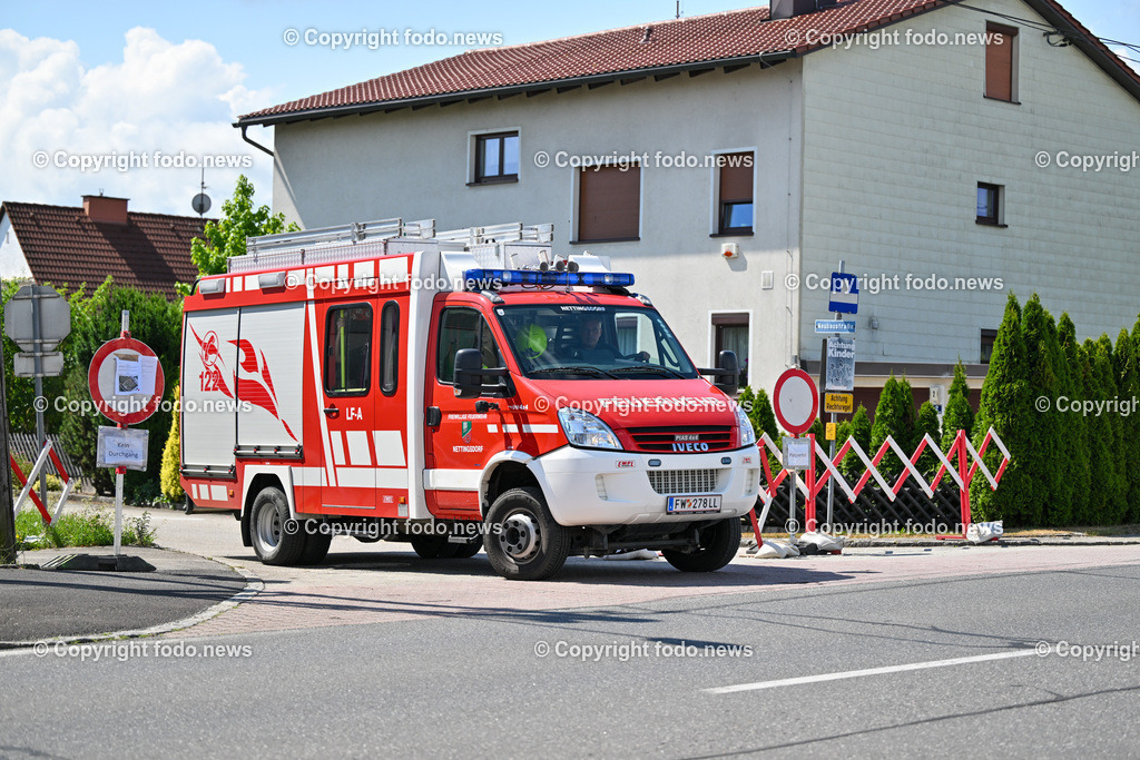 Pressekonferenz Ansfelden_ Gasexplosion_ 28.06.2023-42 | 28.06.2023 Pressekonferenz, Ansfelden Gasexplosion, im Bild Polizeiabsperrung zur Zufahrt zum Ungluecksort, Platzverbot, Platzsperre, Feuerwehr