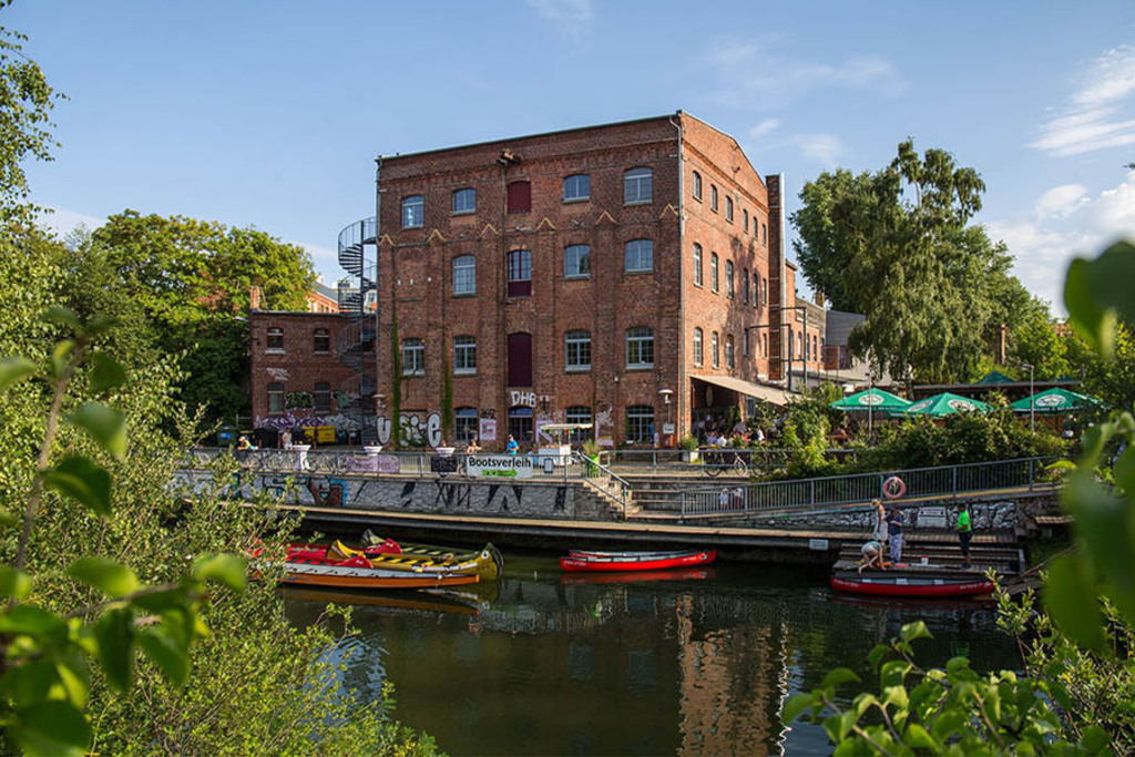 Karl-Heine-Kanal - Moertelwerk | Entdecke über 20 Kategorien Leipzig-Motive: Foto-Downloads, hochwertige Poster, Leinwand- & Fine-Art-Prints. Jetzt Lieblingsfoto im Bildlexikon Leipzig Shop bestellen!