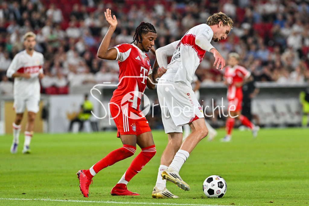 VfB Stuttgart - FC Bayern München | im Duell Nick WOLTEMADE (VfB Stuttgart 11) und Michael OLISE (FC Bayern Muenchen 17) / Zweikampf / Franz-Beckenbauer Supercup: VfB Stuttgart - FC Bayern München; MHP Arena am 16.08.2025