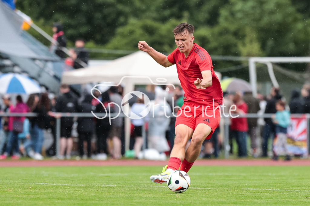 SSV Dillingen - FC Bayern Amateure | am BAll Paul SCHOLL (FCB #13) / Freisteller / Einzelfoto