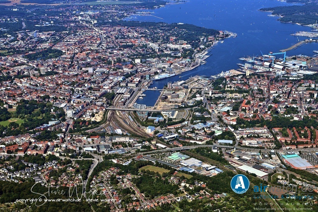 Luftbild Kiel Hafen - Anfänge und Hansezeit | Anfänge und Hansezeit - Gründung: Kiel wurde zwischen 1233 und 1242 von Graf Adolf IV. von Schauenburg als Handelsstadt an einer strategisch günstigen Bucht ("Kieler Förde") gegründet.