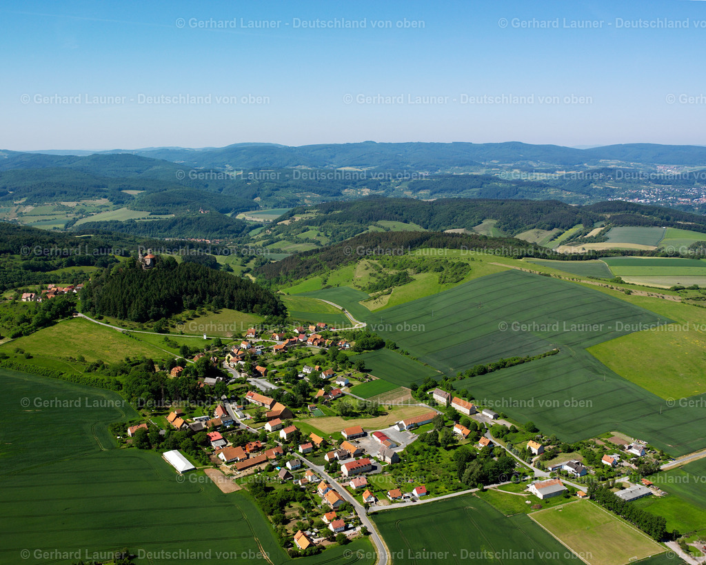 2634054 | Bornhagen 09.06.2006 Landwirtschaftliche Nutzflächen und Feldgrenzen  umsäumen das Siedlungsgebiet des Dorfes in Rimbach im Bundesland Thüringen, Deutschland // Agricultural land and field boundaries surround the settlement area of the village  in Rimbach in the state Thuringia, Germany Foto: Gerhard Launer