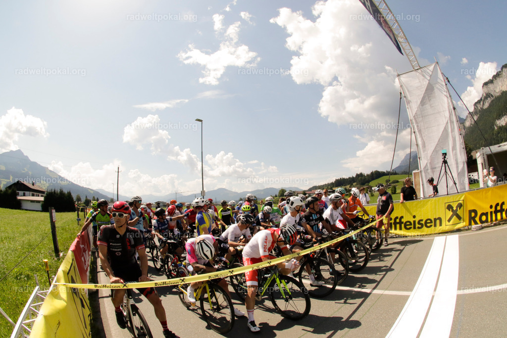 654_20230817_Bewerb_Maenner_Muehlanger | AUT - OESTERREICH, 2023-08-16: SPORT RENNRAD-FAHREN - 55. INTERNATIONALER RADWELTPOKAL IN ST. JOHANN IN TIROL  - Vintage-Radrennen mit WM-Bronze-Medaillen-Siegerin Christina Schweinberger, den Teilnehmer und Alexander Baumann (vom Orginastions-Team) - TAG 2 BEWERB MAENNER IN SECHS GRUPPEN  ; Foto: Roland Muehlanger