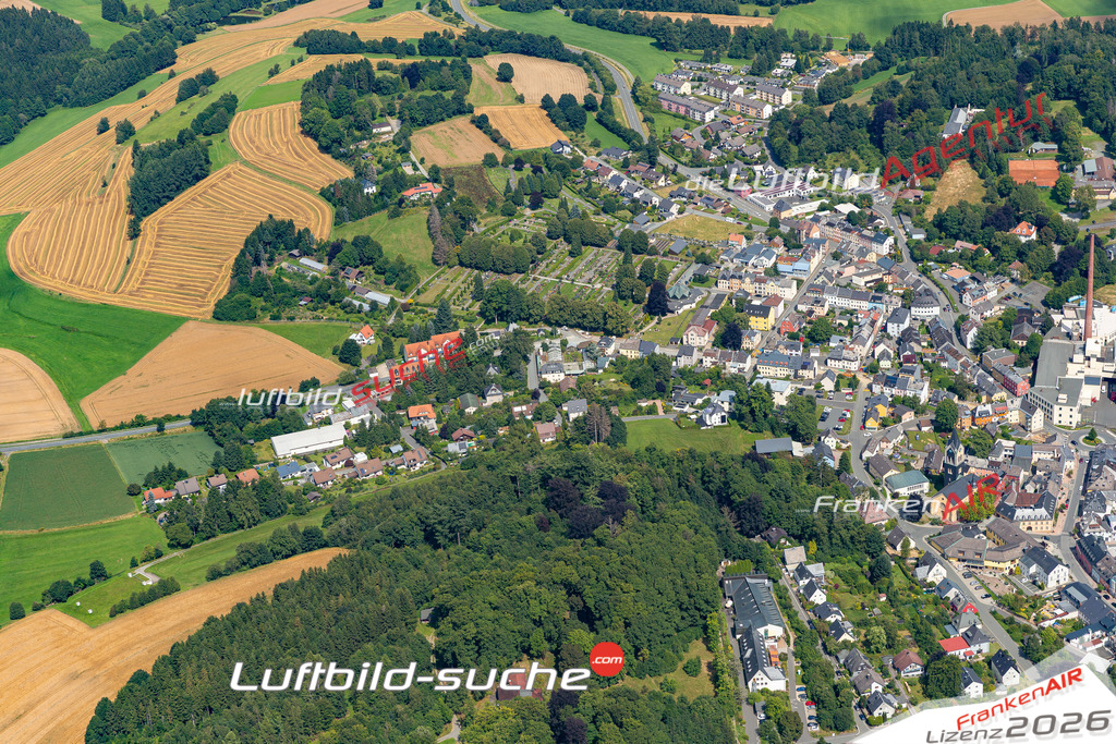 Das Luftbild der Stadt Helmbrechts wurde 2021 vom Flugzeug heraus erstellt (keine Drohne) Aufnahmehöhe ca.450 Meter- hohe Bildauflösung und Druck-Qualität garantiert!