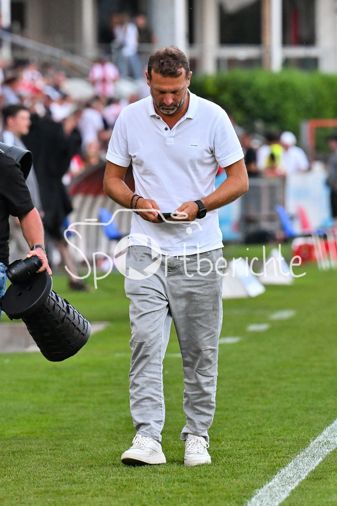 SpVgg Unterhaching - FC Bayern Amateure | im Bild ein nachdenklicher Markus WEINZIERL / Einzelfoto / Freisteller / Regionalliga Bayern: SpVgg Unterhaching - FC Bayern München II; Uhlsport Park am 15.08.2025
