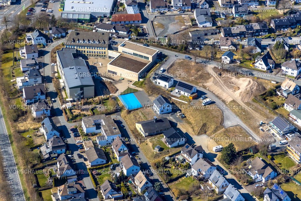 Meschede250305061 | Luftbild, St. Walburga-Realschule, An Klocken Kapelle, Baugebiet und Wohngebiet, Meschede-Stadt, Meschede, Sauerland, Nordrhein-Westfalen, Deutschland