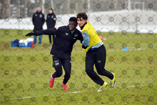 RGE_7873b | Hertha BSC, 2.Bundesliga, Herren, Training, Saison 2025/26, von li.  Boris Mamuzah Lum ( Hertha BSC ),  18.02. 2026,  Fotograf: Ralf Gebhardt - Realisiert mit Pictrs.com