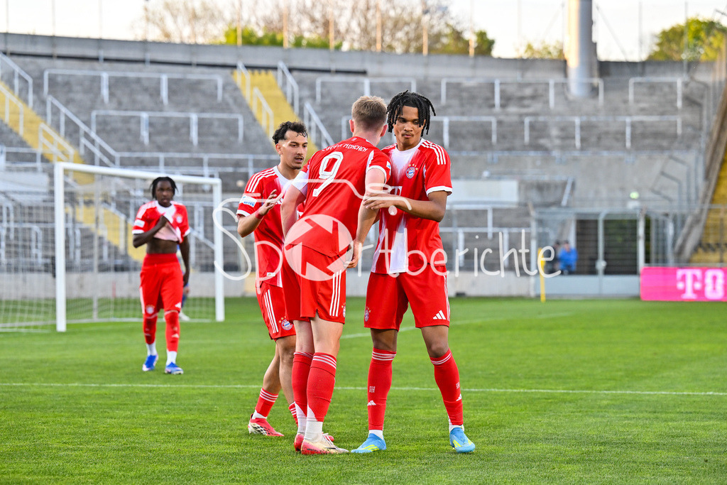 FC Bayern Amateure - TSV Aubstadt | MÜNCHEN, GERMANY - 24. APRIL: Jubel der Amateure nach dem Treffer zum 1-0 durch Anton HEINZ (FC Bayern München II 9) / Tor / Torschuetze / Freude / Happy während dem Match zwischen den Amateuren des FC Bayern und dem TSV Aubstadt am 31. Spieltag der Regionalliga Bayern im Grünwalder Stadion
