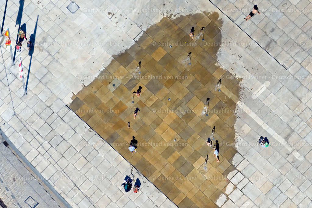 9102026 | FREIBURG IM BREISGAU 30.06.2020 Wasserspiele- Brunnen auf dem Platz der Alten Synagoge in Freiburg im Breisgau im Bundesland Baden-Württemberg, Deutschland. Weiterführende Informationen bei: Stadt Freiburg im Breisgau. // Water fountain on the square of the old synagogue in Freiburg im Breisgau in the state Baden-Wurttemberg, Germany. Further information at: Stadt Freiburg im Breisgau. Foto: Gerhard Launer