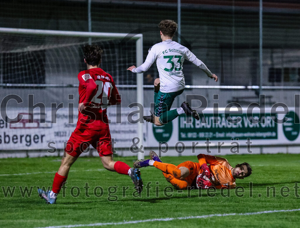 2024-03-28_010_FC_Schwaig_gegen_VfB_Forstinning | Oberding, Deutschland, 28.03.2024:
Fußball, Landesliga Südost 2023 / 2024, 27. Spieltag, FC Schwaig gegen VfB Forstinning, Endergebnis: 2:1

Marco Rastel (VfB Forstinning, #20), Joshua Steindorf (FC Schwaig, #33), Dominik Damjanovic (VfB Forstinning, #12)

Foto: Christian Riedel / fotografie-riedel.net