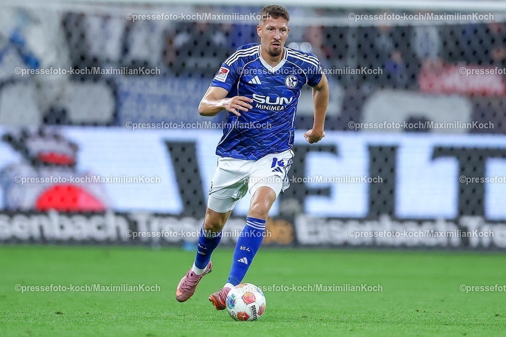 S0413092501156 | 13.09.2025, Fußball, FC Schalke 04 - Holstein Kiel, 5.Spieltag, 2. Fußball Bundesliga, Veltins-Arena Gelsenkirchen, Saison 2025 2026: Janik Bachmann (Schalke04 #14) DFB regulations prohibit any use of photographs as image sequences and or quasi-video.