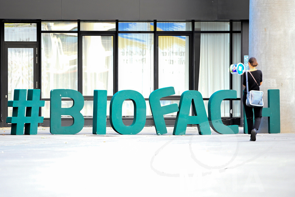 _DWI4085 | Das Herz der internationalen Bio-Branche schlug vom 26.–29.07.2022 für vier Tage in Nürnberg. Die BIOFACH, Weltleitmesse für Bio-Lebensmittel, und die VIVANESS, Internationale Fachmesse für Naturkosmetik, meldet sich mit der einmaligen „Summer Edition“ zurück. Groß war die Wiedersehensfreude der über 24.000 Fachbesucher aus 137 Ländern. Im Fokus: Der persönliche Austausch, Networking und vertiefte Gespräche zu den Themen der Zeit. Aber auch: Neuheiten und Trends entdecken und eintauchen mit allen Sinnen in die Produktvielfalt der 2.276 Aussteller aus 94 Ländern. Nürnberg, 29.07.2022 - Realisiert mit Pictrs.com