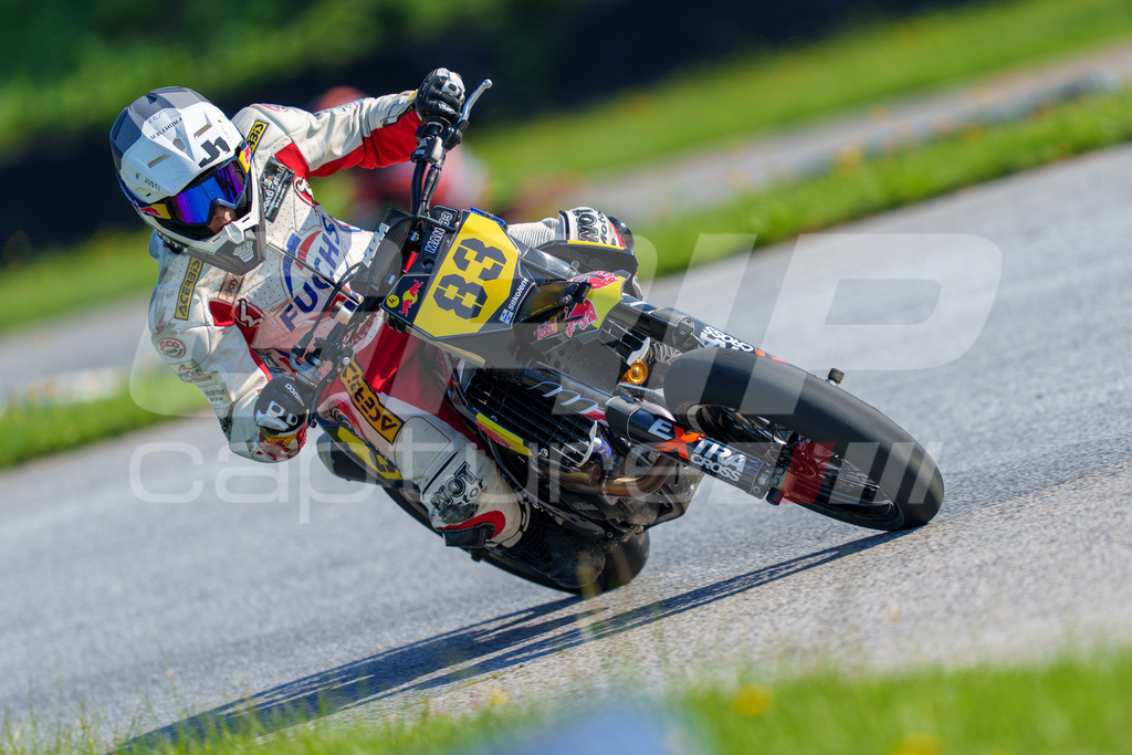 SuperMoto_Staatsmeisterschaft_Greinbach_048 | GRIPcapture steht für authentische Sportfotografie in Österreich – für Momente, die mehr sind als Geschwindigkeit oder Ergebnis. Es geht um Emotion, Spannung, Fokus und den Augenblick, der oft nur einen Wimpernschlag dauert.Ob Motorsport, Teamsport oder 