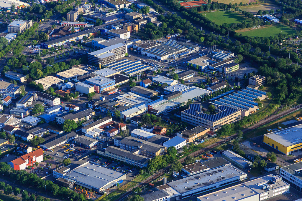 Luftbild: Industriegebiet Gablonzer Straße mit EBI Computerlösungen - Michael Ebinger, im Ortsteil Mühlburg in Karlsruhe im Bundesland Baden-Württemberg in Deutschland. Foto: IMG_080834.jpg vom 13.06.2015 durch Werner Riehm/FLY-FOTO.deEBI - Karlsruher IT-Systemhaus mit Herz