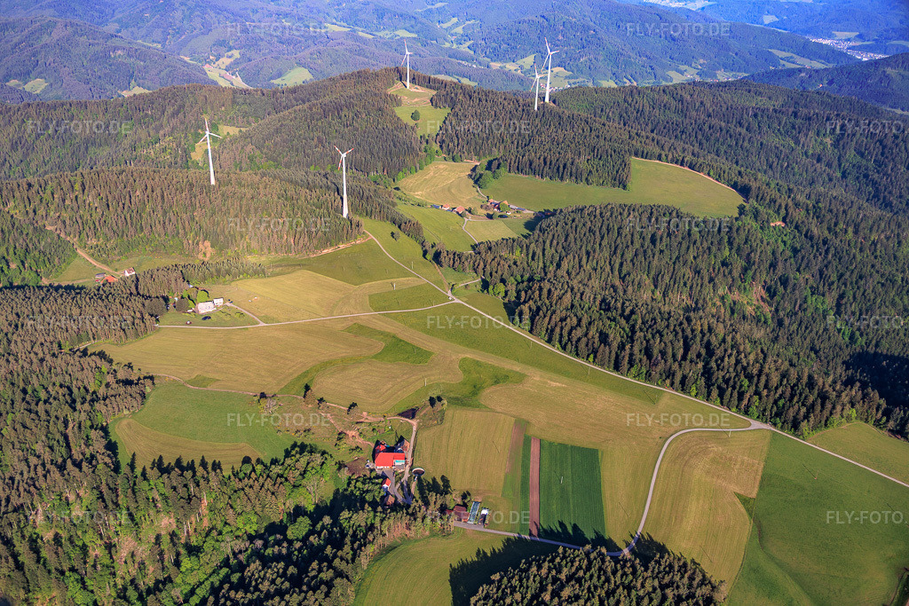 Luftbild: BlackForest Mx-Park und Windpark Falkenhöhe im Ortsteil Unter-Reichenbach in Hornberg im Bundesland Baden-Württemberg in Deutschland.Foto: IMG_156287.jpg vom 17.05.2026 durch Werner Riehm/FLY-FOTO.deAuflösung des Originals: 6000 x 4000 pxWindpark Falkenhöhe | Windkraft Schonach GmbH