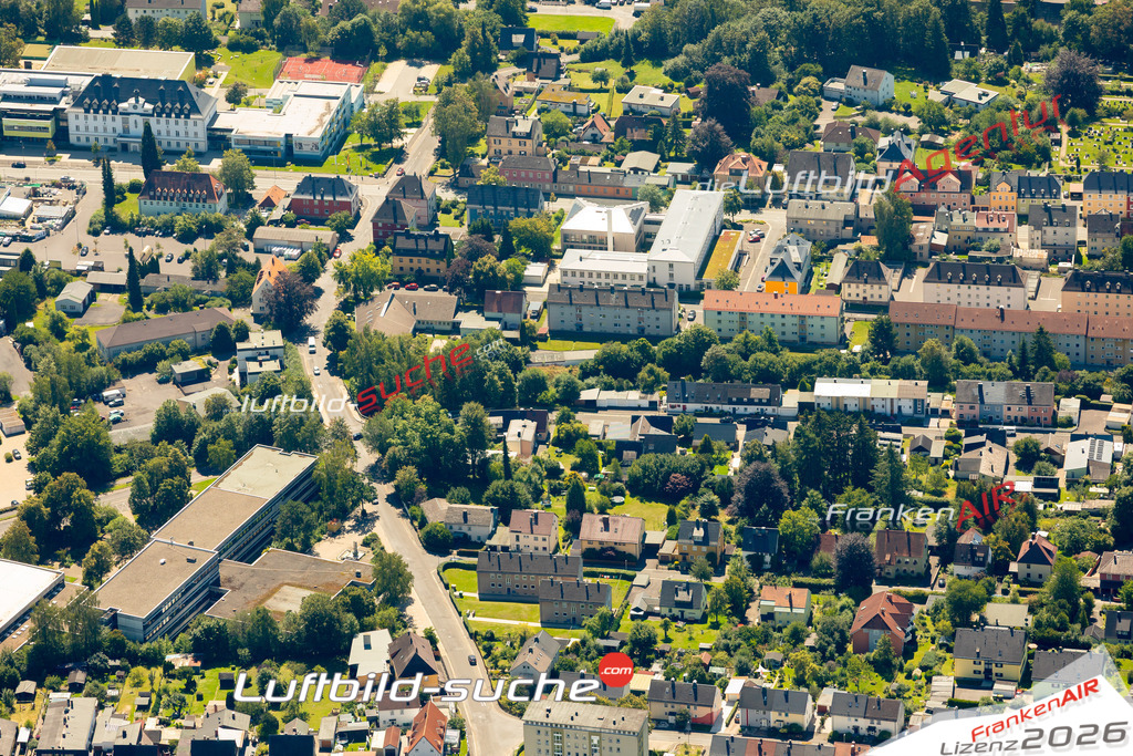 Das Luftbild zeigt : Schulstraße Wunsiedel - Die Luftaufnahme wurde 2023 vom UL-Flugzeug aus erstellt ( keine Drohne ) - Hochauflösende Luftaufnahme - Für grossformatige Ausdrucke geeignet. Die Geschenkidee !Mit Lizenz und Bildrechte bestellbar