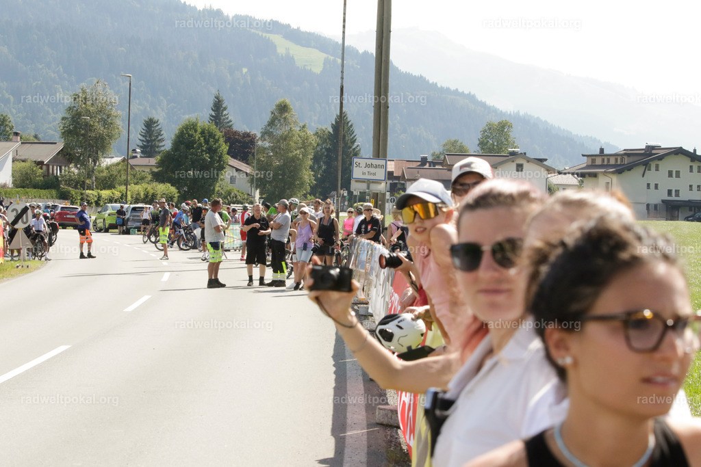 1122_20230817_Bewerb_Maenner_Muehlanger | AUT - OESTERREICH, 2023-08-16: SPORT RENNRAD-FAHREN - 55. INTERNATIONALER RADWELTPOKAL IN ST. JOHANN IN TIROL  - Vintage-Radrennen mit WM-Bronze-Medaillen-Siegerin Christina Schweinberger, den Teilnehmer und Alexander Baumann (vom Orginastions-Team) - TAG 2 BEWERB MAENNER IN SECHS GRUPPEN  ; Foto: Roland Muehlanger