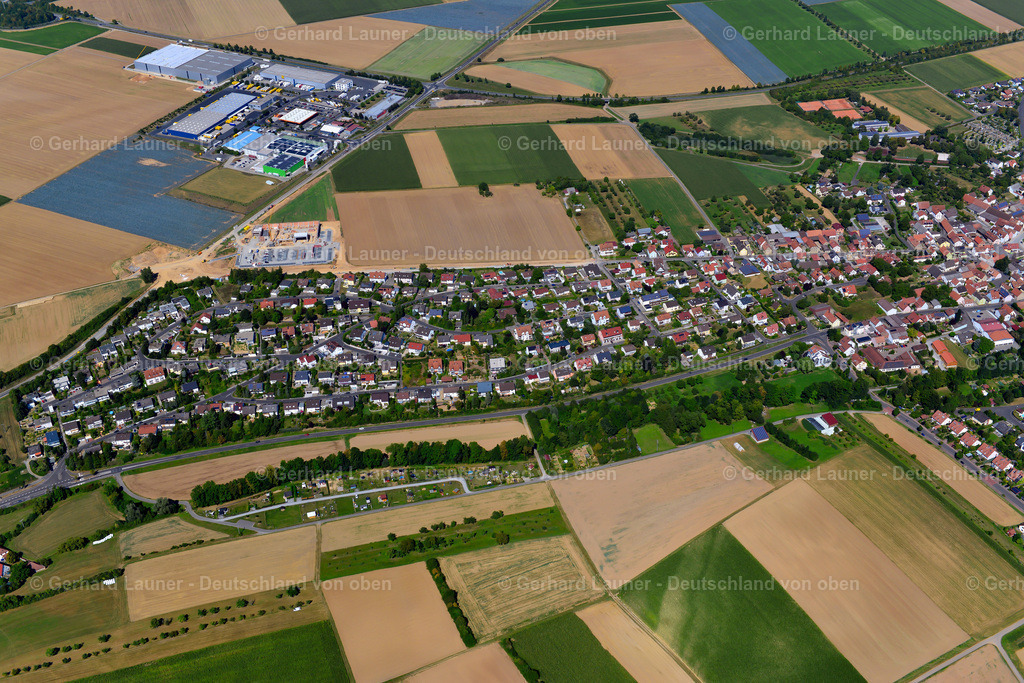 3650209 | KüRNACH 31.08.2016 Wohngebiet einer Einfamilienhaus- Siedlung am Rande von landwirtschaftlichen Feldern in Kürnach im Bundesland Bayern, Deutschland // Single-family residential area of settlement on the edge of agricultural fields in Kürnach in the state Bavaria, Germany Foto: Gerhard Launer