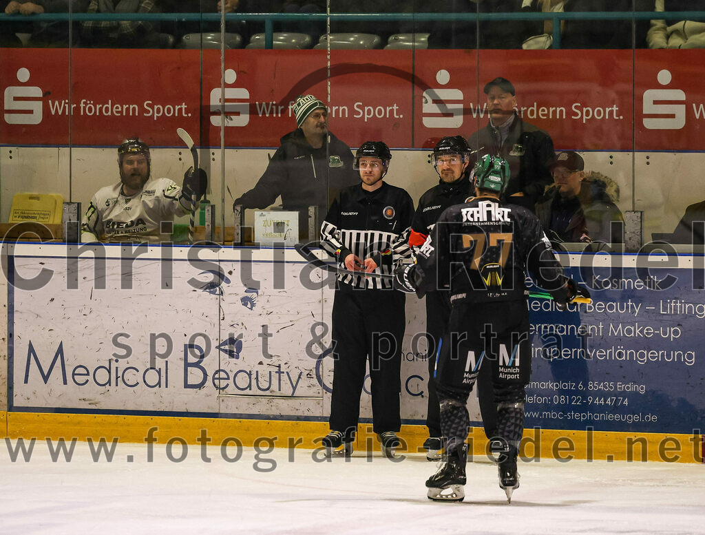2024-03-01_143_TSV_Erding_gegen_ERSC_Amberg | Erding, Deutschland, 01.03.2024:
Eishockey, Bayernliga Playoffs 2023 / 2024, 5. Spieltag, TSV Erding gegen ERSC Amberg, Endergebnis: 9:0

Daniel Krieger (ERSC Amberg, #97), Philipp Michl (Erding Gladiators, #77)

Foto: Christian Riedel / fotografie-riedel.net