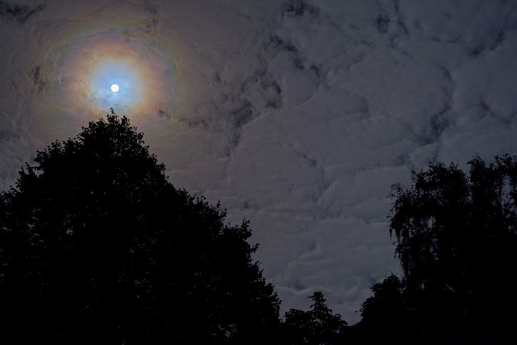Hauch von Ewigkeit | Diese Fotografie entstand am 28.09.2015 etwa eine Minute nach Mitternacht. Um den Vollmond hatte sich durch die in Eiskristallen entstandene Lichtbrechung ein Halo, ein Lichthof gebildet, der in dieser Farbenpracht sehr selten ist. - Realisiert mit Pictrs.com
