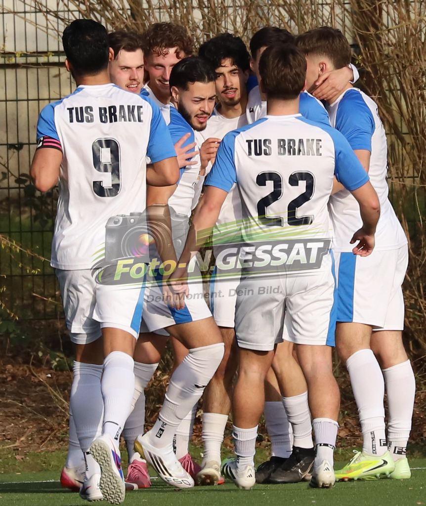SC Bünde - TuS Brake | Auf dem Bild zu sehen: weiß TuS Brake: Jubel 2:3SC Bünde, TuS Brake, Saison 25/26, Bezirksliga, Deutschland - Realisiert mit Pictrs.com