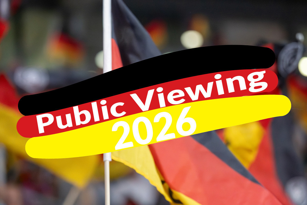 Public Viewing Fußball | (Fotomontage) Grafik mit den Farben der deutschen Flagge mit Text PUBLIC VIEWING 2026 vor Fahnen schwenkenden deutschen Fans - Realisiert mit Pictrs.com
