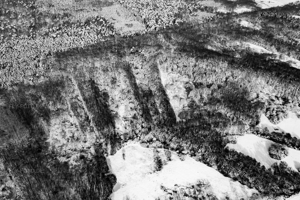 Luftbild: Verschneite Lichtungen der ehemaligen Jockgrimer Tongruben im Winterwald am Schmerbach in Jockgrim im Bundesland Rheinland-Pfalz in Deutschland. Foto: IMG_23936.jpg vom 27.01.2010 durch Werner Riehm/FLY-FOTO.de