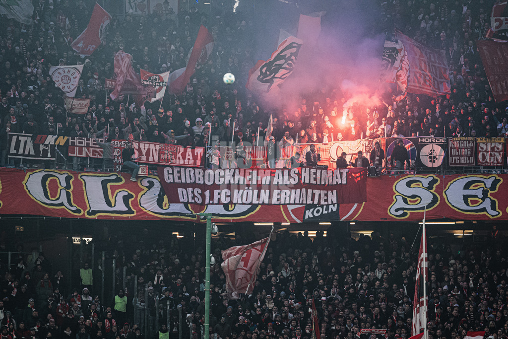 Fußball | Männer | Saison 2024/2025 | 2. Fußball-Bundesliga | 18. Spieltag | Hamburger SV vs. 1. FC Köln | 18.01.2025 | Der Gästeblock aus Köln fordert auf einem Transparent: Geißbockheim als Heimat des 1. FC Köln erhalten
