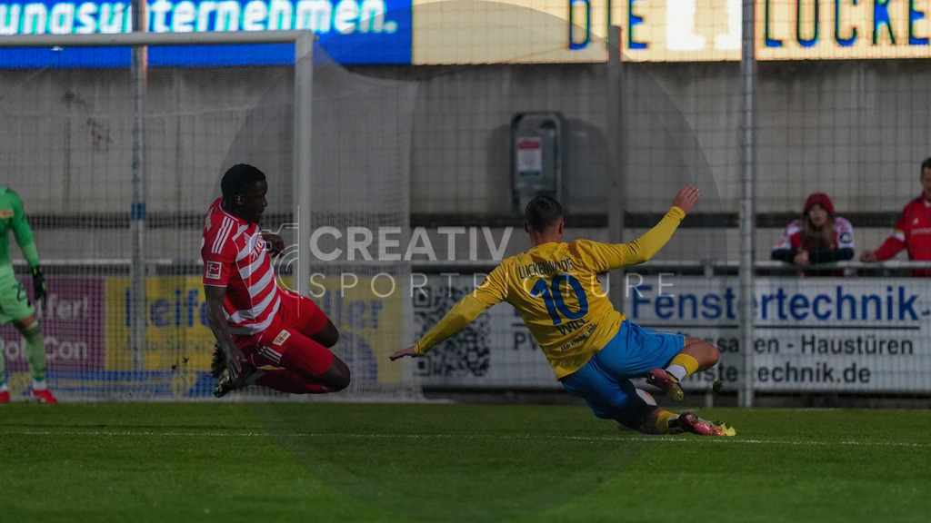 Fußball, Herren, Saison 2025/2026, Testspiel, Freundschaftsspiel, FSV 63 Luckenwalde vs. 1.FC Union Berlin, Mittwoch 08.10.2025, Werner-Seelenbinder-Stadion Luckenwalde, | Fußball, Herren, Saison 2025/2026, Testspiel, Freundschaftsspiel, FSV 63 Luckenwalde vs. 1.FC Union Berlin, Mittwoch 08.10.2025, Werner-Seelenbinder-Stadion Luckenwalde, Im Bild: Stanley Nsoki (l. Union) und Lucas Will (r. Luckenwalde) - Realisiert mit Pictrs.com