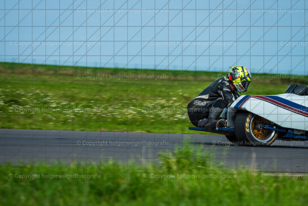 Renngespann | Foto vom 3. Classic Motor Weekend 18. - 20. August 2023 auf dem Flugplatz in Obermehler - Realisiert mit Pictrs.com