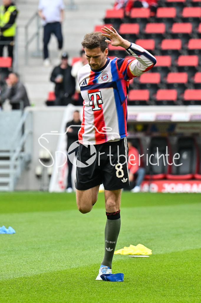 SC Freiburg - FC Bayern München | FREIBURG, GERMANY - 04. APRIL: im Bild Leon GORETZKA (FC Bayern Munich 8) beim warmmachen vor dem Bundesligamatch zwischen dem SC Freiburg und dem FC Bayern München am 28. Spieltag im Europa-Park Stadion / DFL REGULATIONS PROHIBIT ANY USE OF PHOTOGRAPHS AS IMAGE SEQUENCES AND/OR QUASI-VIDEO