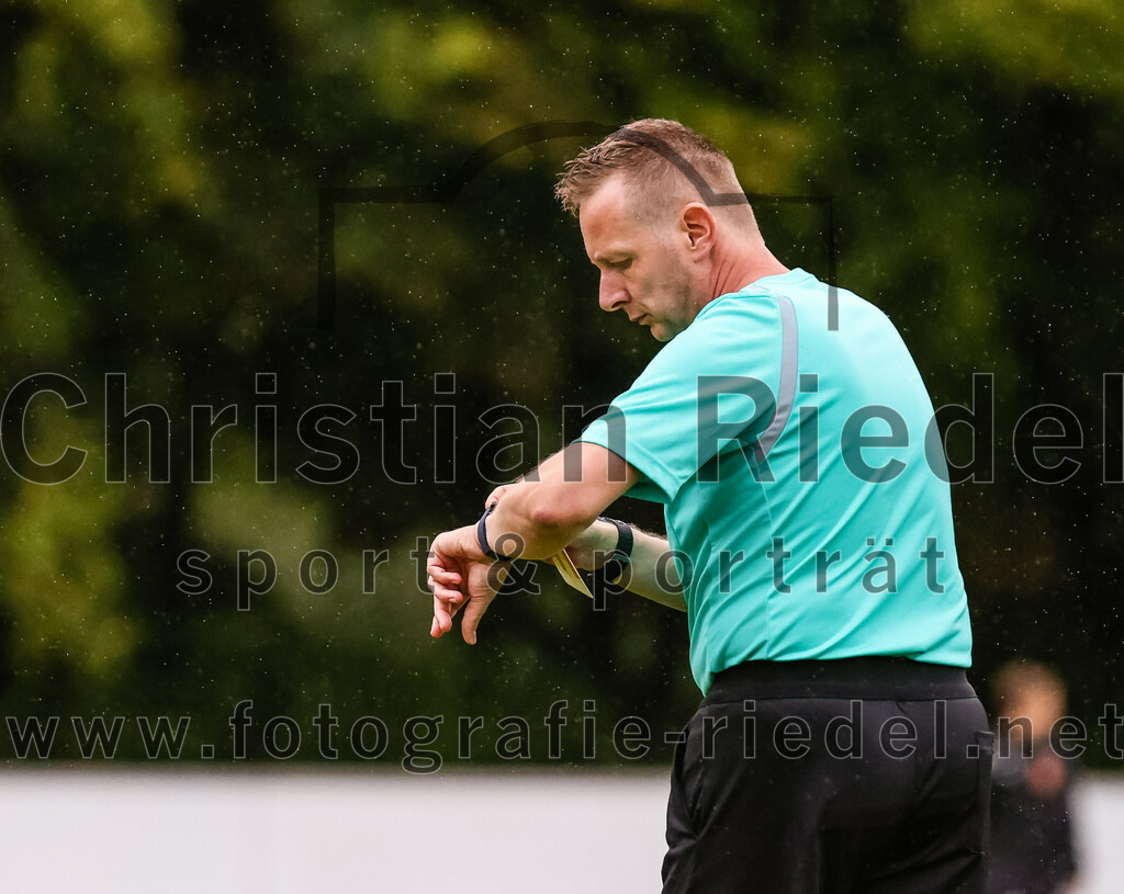 2023-08-27_010_TSV_Steinhoering_gegen_FC_Ebersberg | Steinhöring, Deutschland, 27.08.2023:
Fußball, Kreisklasse 2023 / 2024, 2. Spieltag, TSV Steinhöring gegen FC Ebersberg, Endergebnis: 2:0

Schiedsrichter Danny Krüger

Foto: Christian Riedel / fotografie-riedel.net