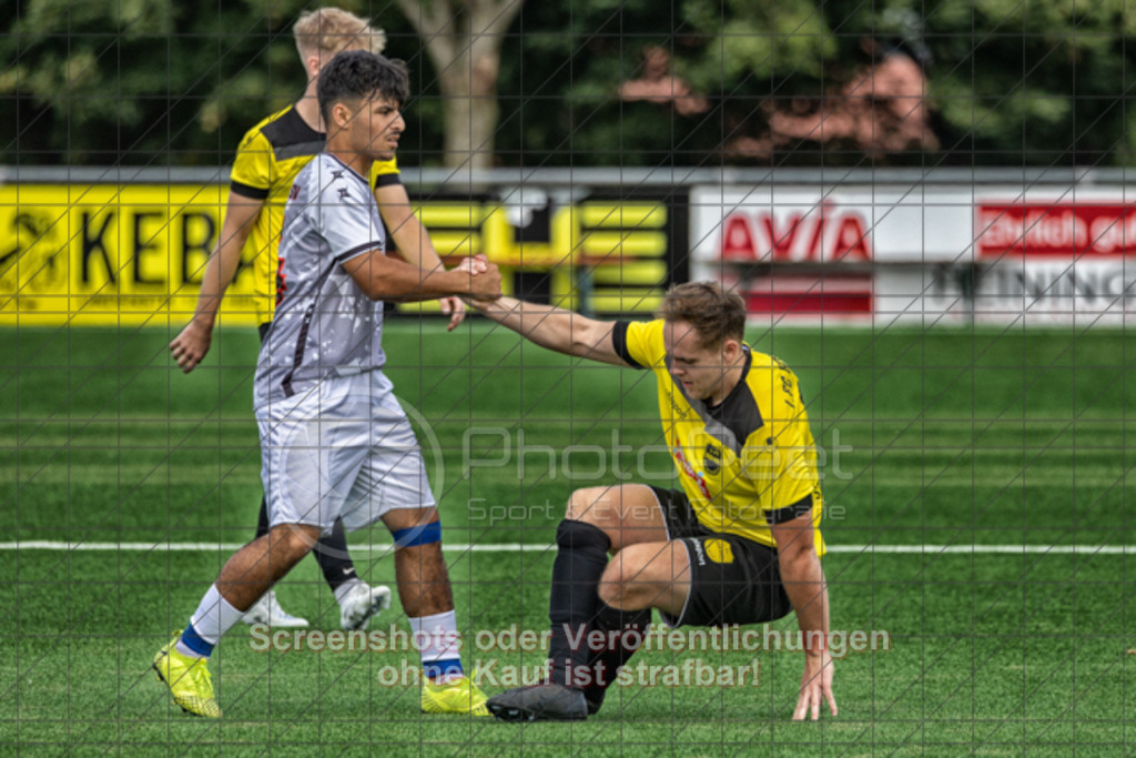 20250824_132947_0427-Bearbeitet | #,1.FC Heiningen II (gelb) vs. 1.Göppinger SV III (weiß), Fußball, Kreisliga B7 - Bezirk Neckar/Fils, 01. Spieltag, Saison 2025/2026, Kunstrasenplatz Sportzentrum Heiningen, Krautgarten 1, 73092 Heiningen, 24.08.2025 - 13:00 Uhr,Foto: PhotoPeet-Sportfotografie/Peter Harich