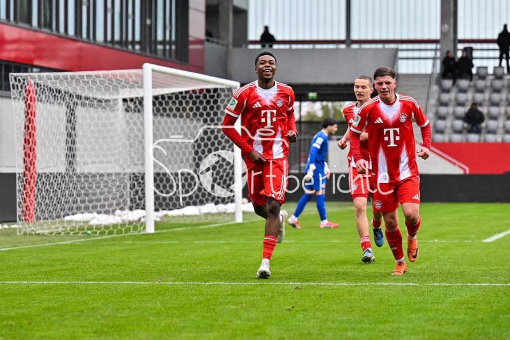 FC Bayern München - Berliner Athletik Klub | MUNICH, GERMANY - 21. FEBRUARY: Jubel der Bayern nach dem Treffer zum 3-1 durch Allen LAMBE (FC Bayern München U19 8) / Tor / Torschuetze / Freude / Happy während dem Spiel zwischen der U19 des FC Bayern München und der U19 des Berliner Athletik Klubs am 3. Spieltag der DFB-U19 Nachwuchsliga am FC Bayern Campus