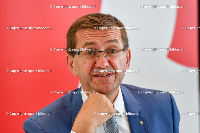 AUT, Pressekonferenz Land OOE, Fussball Trainingscamps in Oberoesterreich, zahlreiche Top-Teams im Sommer zu Gast | 20.06.2022, Flughafen Linz, AUT, Pressekonferenz Land OOE, Fussball Trainingscamps in Oberoesterreich, zahlreiche Top-Teams im Sommer zu Gast, im Bild LR Markus Achleitner (VP)