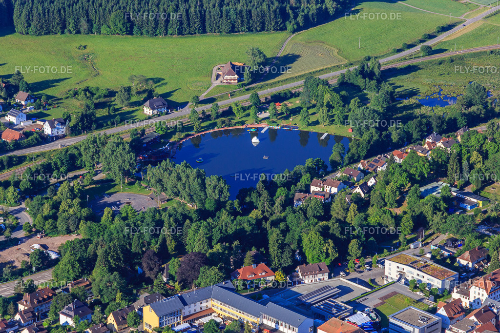 Strand und Seehaus am Klosterweiher https://seehaus-stgeorgen.de/ | Luftbild: Strand und Seehaus am Klosterweiher https://seehaus-stgeorgen.de/ im Ortsteil Saint Georgen im Schwarzwald in St. Georgen im Schwarzwald im Bundesland Baden-Württemberg in Deutschland. Foto: IMG_149189.jpg vom 29.06.2025 durch Werner Riehm/FLY-FOTO.de - Realisiert mit Pictrs.com