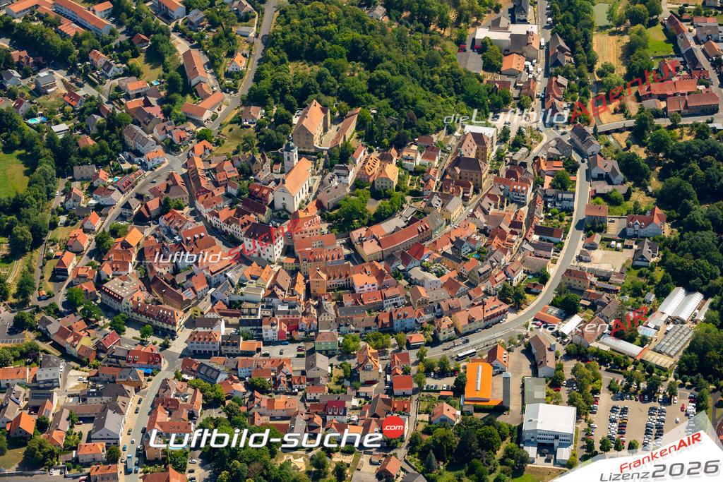 Das Luftbild zeigt : Karlstadter Straße Arnstein - Die Luftaufnahme wurde 2023 vom UL-Flugzeug aus erstellt ( keine Drohne ) - Hochauflösende Luftaufnahme - Für grossformatige Ausdrucke geeignet. Die Geschenkidee !Mit Lizenz und Bildrechte bestellbar