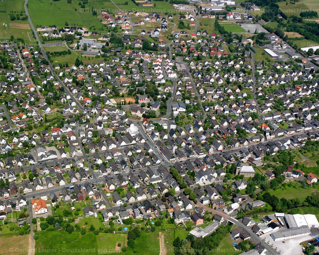 2610579 | FROHNHAUSEN 09.06.2006 Wohngebiet einer Einfamilienhaus- Siedlung  in Frohnhausen im Bundesland Hessen, Deutschland // Single-family residential area of settlement  in Frohnhausen in the state Hesse, Germany Foto: Gerhard Launer