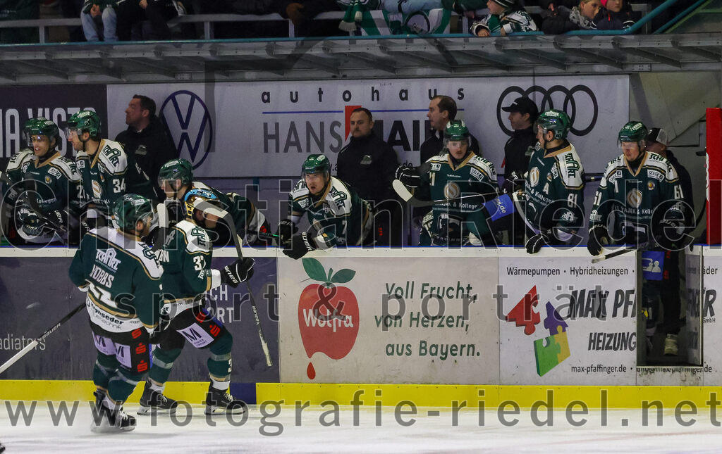 2025-12-19_023_TSV_Erding_gegen_Toelzer_Loewen | Erding, Deutschland, 19.12.2025:Eishockey, Oberliga Süd 2025 / 2026, 27. Spieltag, TSV Erding gegen Tölzer Löwen, Endergebnis: 2:5Grady Hobbs (Erding Gladiators, #22), Thomas Matheson (Erding Gladiators, #37), Louis Trattner (Erding Gladiators, #7), Erik Modlmayr (Erding Gladiators, #21), Maximilian Forster (Erding Gladiators, #81), Dennis Miller (Erding Gladiators, #61)Foto: Christian Riedel / fotografie-riedel.net