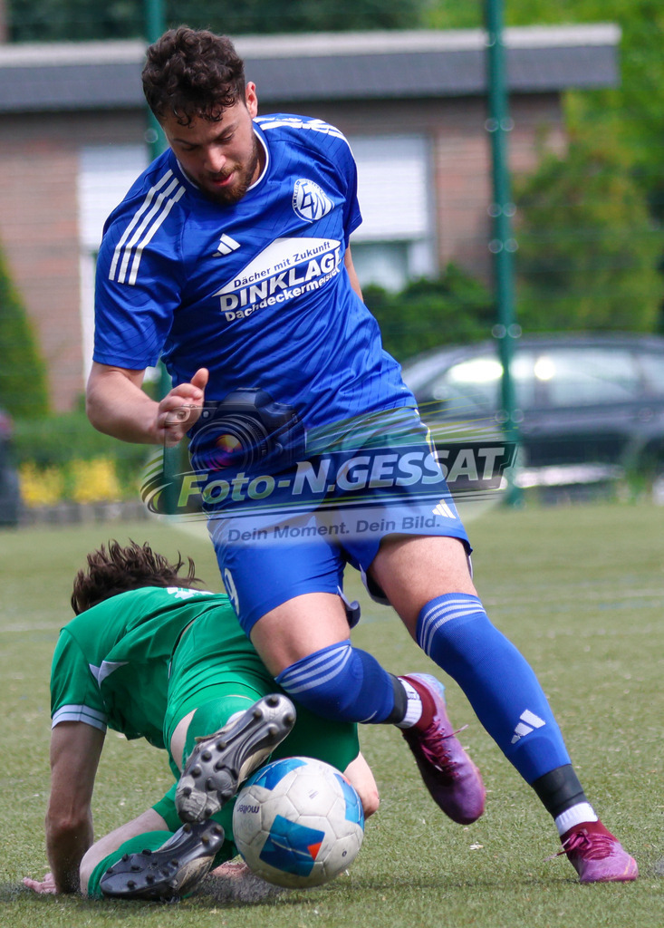 Bünder SV - SV Enger-Westerenger, | Auf dem Bild zu sehen: grün Bünder SV: Denis Müller ; blau SV Enger-Westerenger: Taha Baroude Bünder SV, SV Enger-Westerenger, Saison 25/26, Kreisliga A, Bünde, Deutschland - Realisiert mit Pictrs.com