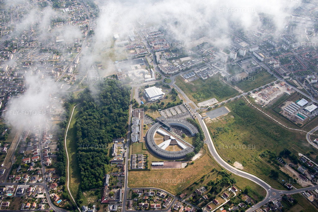 Vue aérienne: Bâtiment scolaire rond du Lycée Général et Technologique Durzy à Villemandeur dans le département Loiret, France. Photo: IMG_082594.jpg prise le 21/06/2015 par Werner Riehm/FLY-FOTO.euRésolution de l'original: 5472 x 3648 px
