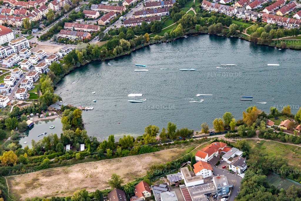 Luftbild: Wasserski- und Wakeboardinganlage auf dem Rheinauer See im Ortsteil Rheinau in Mannheim im Bundesland Baden-Württemberg in Deutschland. Foto: IMG_102634.jpg vom 24.08.2017 durch Werner Riehm/FLY-FOTO.de
