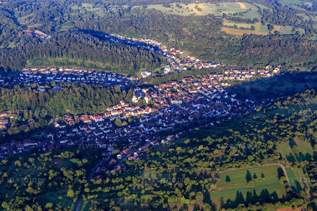 Luftbild: Ortsansicht von Nordosten im Ortsteil Ersingen in Kämpfelbach im Bundesland Baden-Württemberg in Deutschland. Foto: IMG_092247.jpg vom 01.08.2016 durch Werner Riehm/FLY-FOTO.de