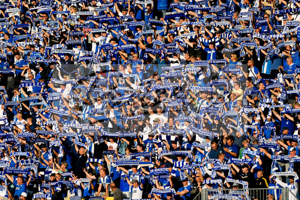 FCMFCK20210904_110 | Fussball, Herren: . Fans vom 1. FC Magdeburg beim Spiel der 3. Liga zwischen 1. FC Magdeburg und 1. FC Kaiserslautern in der MDCC-Arena am 04.09.2021 in Magdeburg, Deutschland.DFB / DFL REGULATIONS PROHIBIT ANY USE OF PHOTOGRAPHS AS IMAGE SEQUENCES AND/OR QUASI-VIDEO. - Realisiert mit Pictrs.com