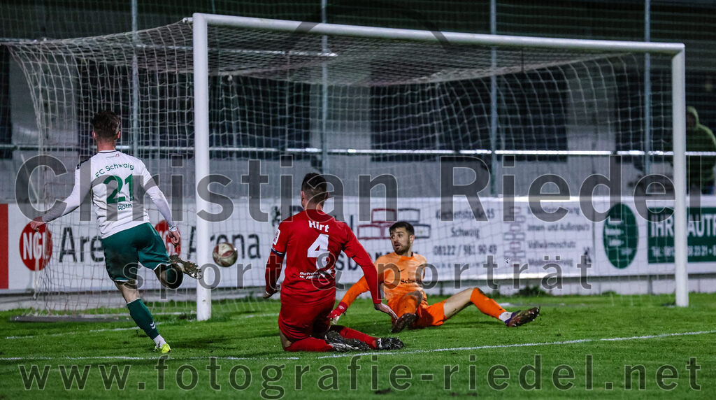 2024-03-28_093_FC_Schwaig_gegen_VfB_Forstinning | Oberding, Deutschland, 28.03.2024:
Fußball, Landesliga Südost 2023 / 2024, 27. Spieltag, FC Schwaig gegen VfB Forstinning, Endergebnis: 2:1

Leon Roth (FC Schwaig, #21), Mathias Hirt (VfB Forstinning, #4), Dominik Damjanovic (VfB Forstinning, #12)

Foto: Christian Riedel / fotografie-riedel.net