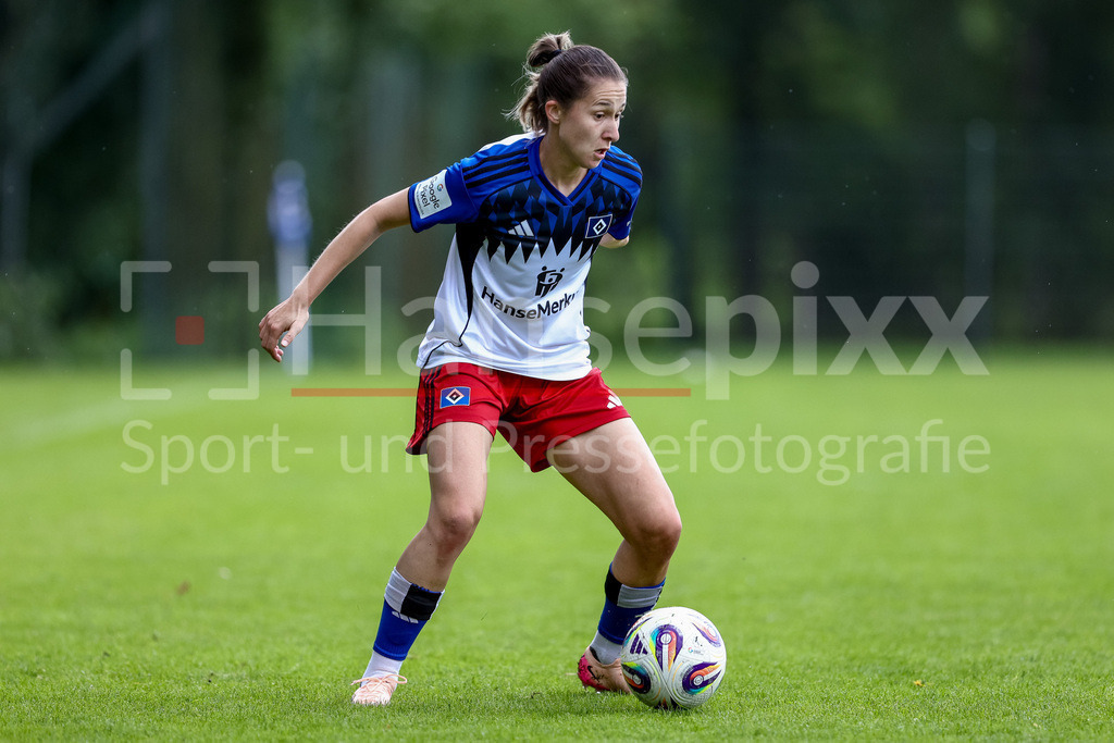 Fussball, Testspiel Frauen, Hamburger SV - FC Viktoria Berlin | Maria Mikolajova (Hamburger SV, 27) am Ball, Freisteller, Einzelbild, Ganzkörper, Aktion, Action, Spielszene