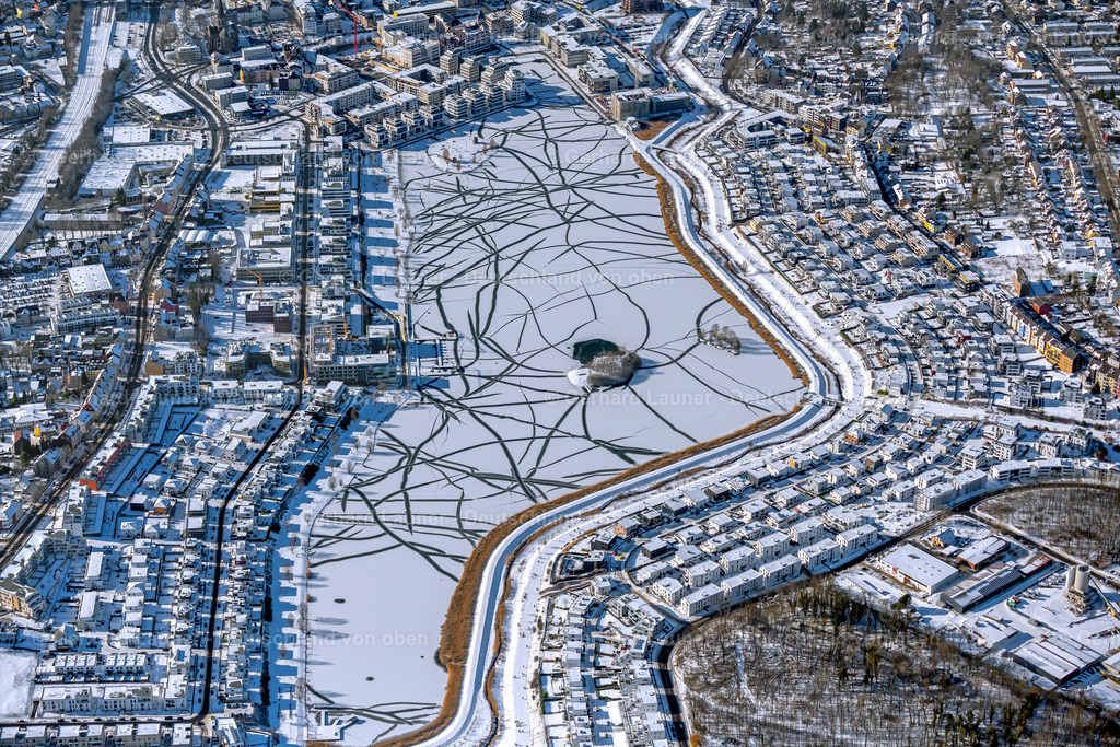 4043782 | DORTMUND 13.02.2021 Winterlich schneebedeckte Spuren auf der gefrorenen und mit Eis bedeckte Wasseroberfläche Phoenix See im Ortsteil Hörde in Dortmund im Ruhrgebiet im Bundesland Nordrhein-Westfalen, Deutschland. Weiterführende Informationen bei: DSW21 Dortmunder Stadtwerke AG. // Wintry snowy traces on the frozen and ice-covered water surface PhoenixSee in the district Hoerde in Dortmund at Ruhrgebiet in the state North Rhine-Westphalia, Germany. Further information at: DSW21 Dortmunder Stadtwerke AG. Foto: Gerhard Launer