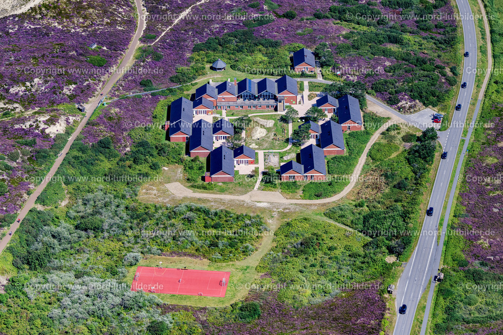 Sylt_Kampen_Kindererholungsheim_Der_Hamburger_Kind_ELS_4175130825 | KAMPEN (SYLT) 13.08.2025 Schulgelände und Gebäudekomplex des " Schullandheim Vogelkoje " in Kampen (Sylt) auf der Insel Sylt im Bundesland Schleswig-Holstein, Deutschland. Weiterführende Informationen bei: Jugenderholungswerk Hamburg e.V. Vogelkoje Kampen. // School grounds and buildings of the " Schullandheim Vogelkoje " in Kampen (Sylt) at the island Sylt in the state Schleswig-Holstein, Germany. Further information at: Jugenderholungswerk Hamburg e.V. Vogelkoje Kampen. Foto: Martin Elsen