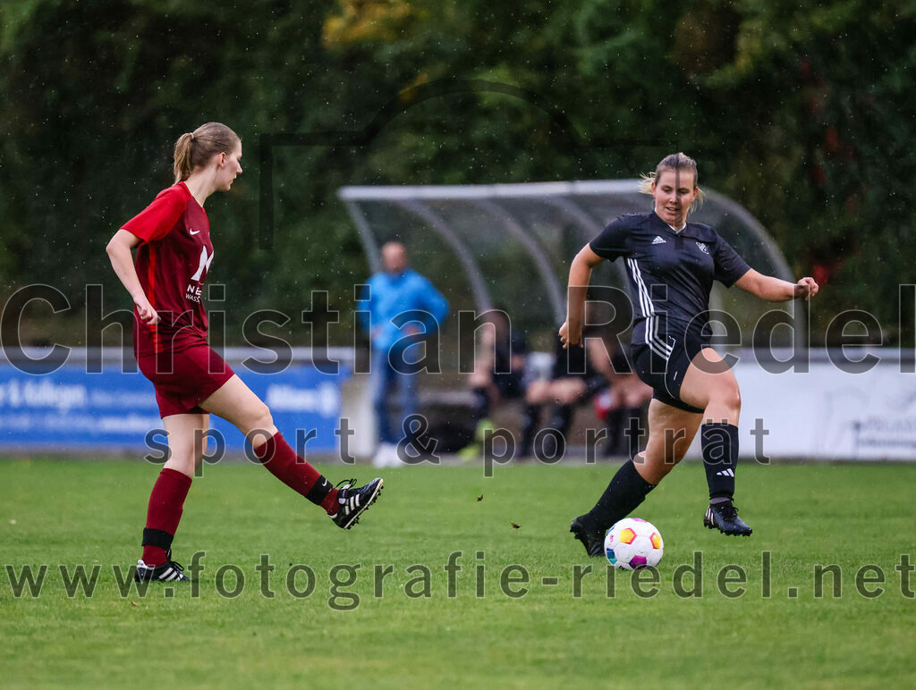 2023-10-14_052_FC_Schwaig_gegen_SV_Schechen | Oberding, Deutschland, 14.10.2023:
Fußball, Bezirksliga 2023 / 2024, 6. Spieltag, FC Schwaig gegen SV Schechen, Endergebnis: 4:3

Marie Jell (FC Schwaig, #5), Lisa Pichler (SV Schechen, #16)

Foto: Christian Riedel / fotografie-riedel.net