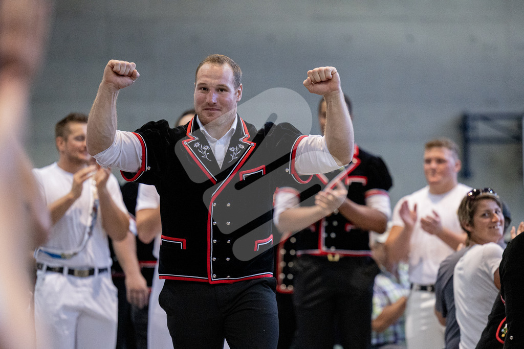 TESSINER2025_Ehrung_2118 | Die Schwinger des Schwyzer Kantonalen Schwingerverbandes: Fotos, die Dynamik und Leidenschaft festhalten, sowie emotionale Momente aus dem traditionellen Schwingsport zeigen. - Realisiert mit Pictrs.com